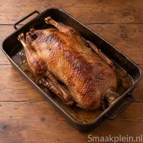 Krokant gebraden gans met een goudbruine huid op een feestelijke serveerschaal