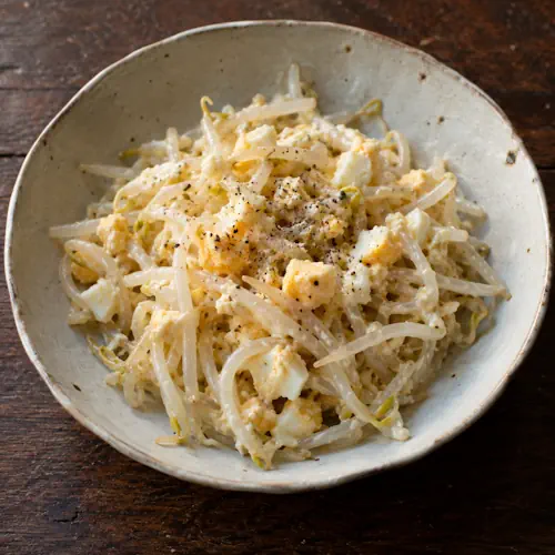 Indonesische taugésalade met een dressing van hardgekookt ei, citroen en peper.